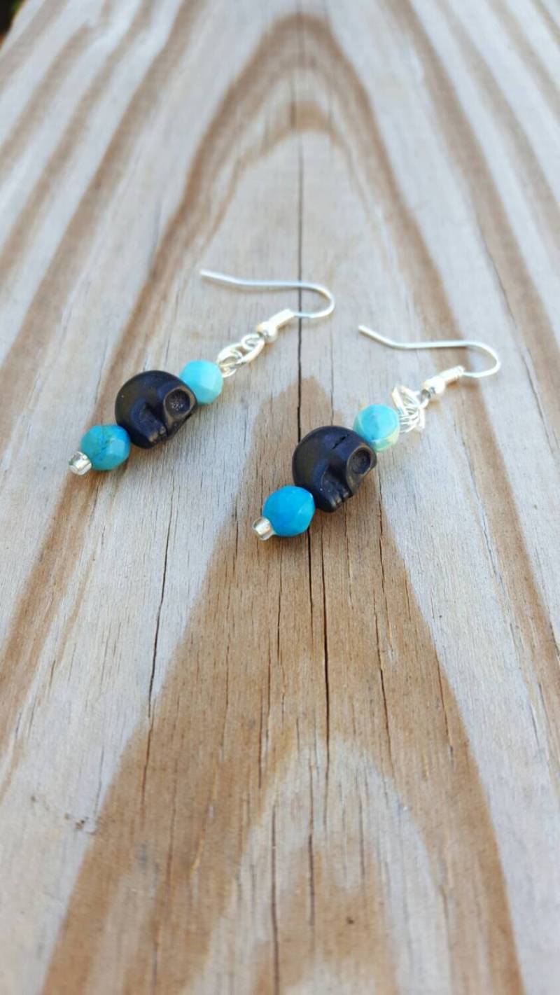 Piraten-Blues Und Schwarzen Totenkopf Ohrringe von SavannahVoodoo