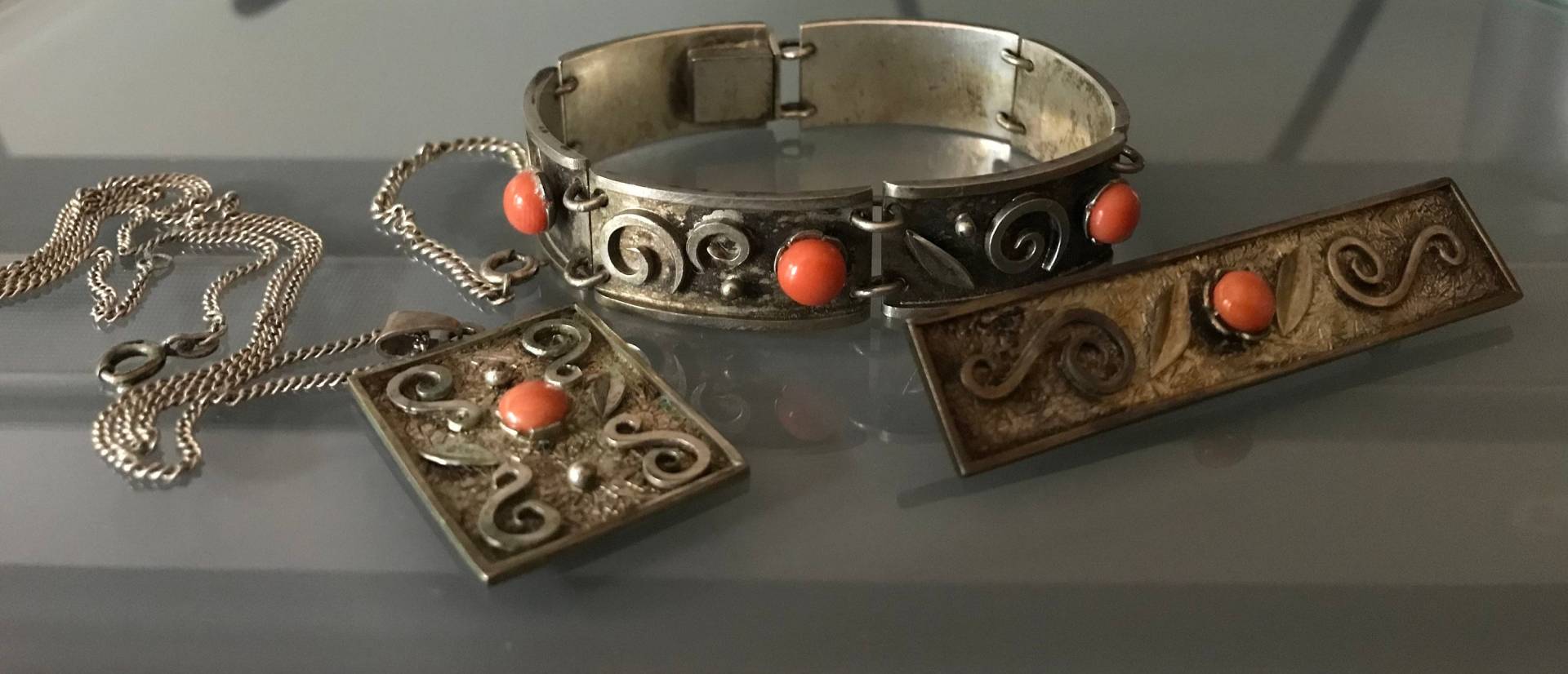 Art Deco Komplett Aus Echten Korallen Und 835 Silber Antik Mond Krone Stempel Alt Silberschmuck von SaveTheJewelry