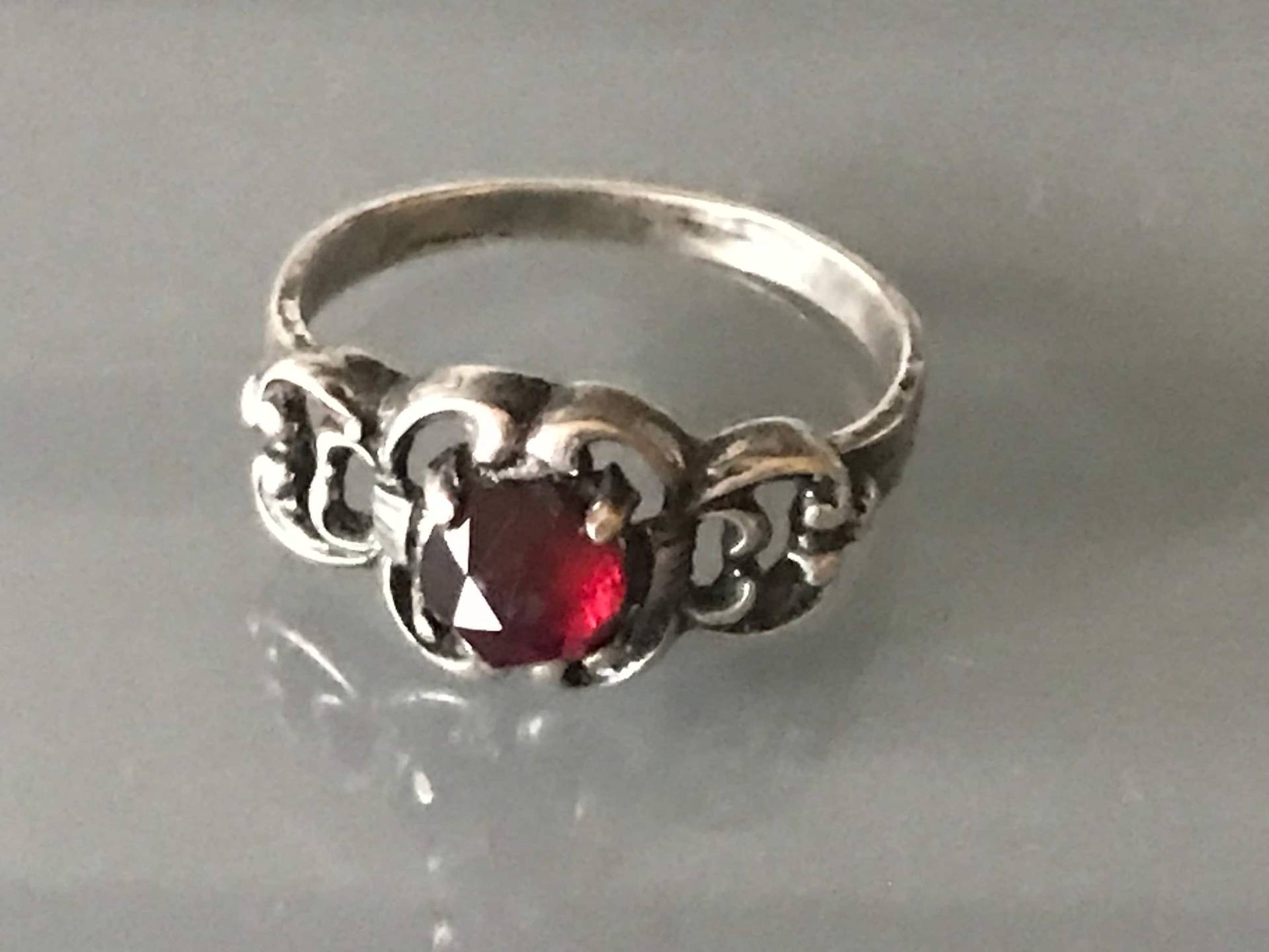Granat Ring 835 Silber Trachten Silberschmuck Alt Antik Vintage Granat Ring 835 Silber Trachten Silberschmuck Alt Antik Vintage von SaveTheJewelry