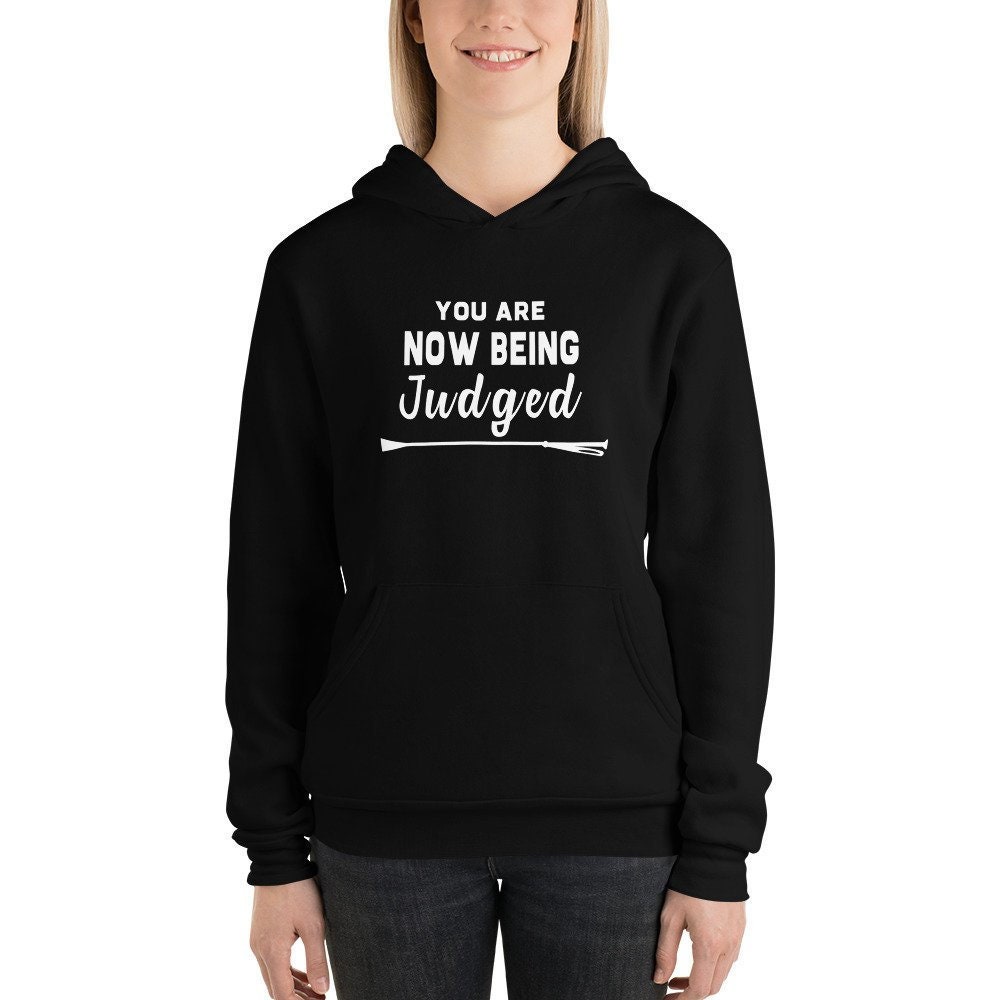 Sie Sind Jetzt Beurteilt, Lustige Pferd Zeigen Zitat Hoodie Für Reiter, Geschenk Pferdeliebhaber von SavvyHorsewomanShop