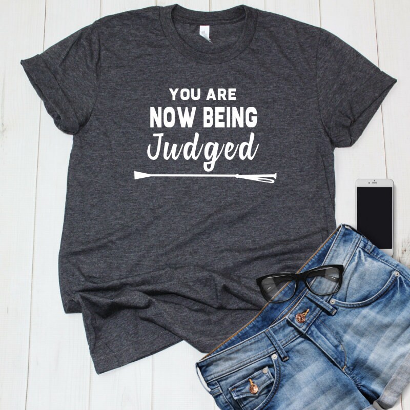 Sie Sind Jetzt Wird Beurteilt, Lustige Pferd Zeigen Zitat Shirt Für Reiter, Geschenk Pferdeliebhaber von SavvyHorsewomanShop