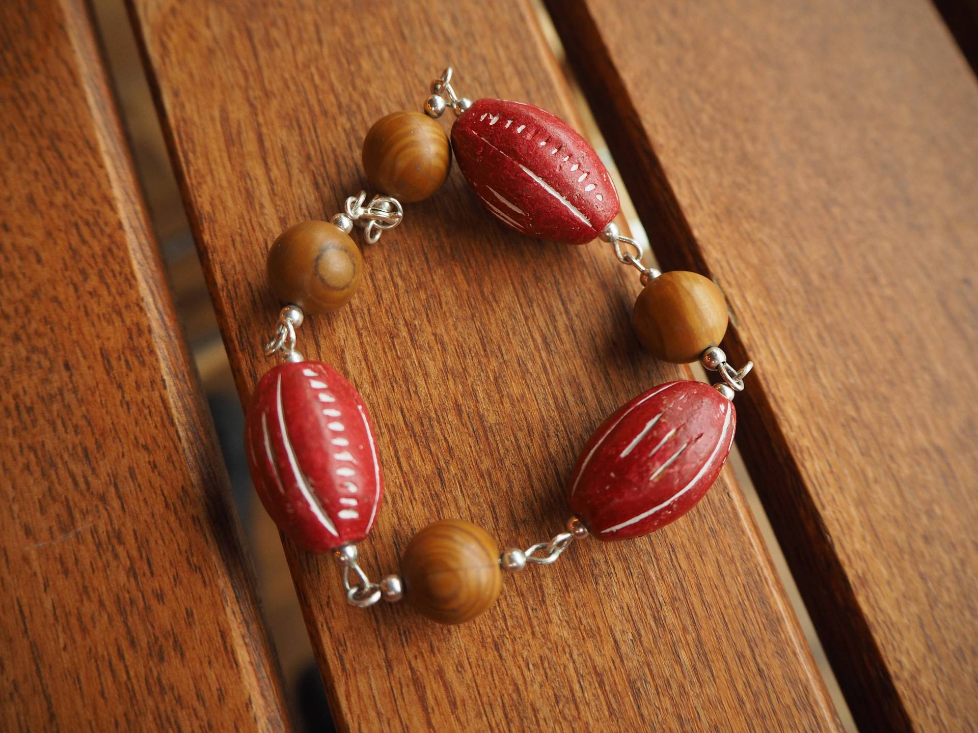 Großes Ton Silber Armband, Rot Und Braun Geschnitzte Tonperlen, Boho Handgefertigt in Uk Großes Ton Silber Armband, Rot Und Braun Geschnitzte Tonperlen, Boho Handgefertigt in Uk von SaySimple