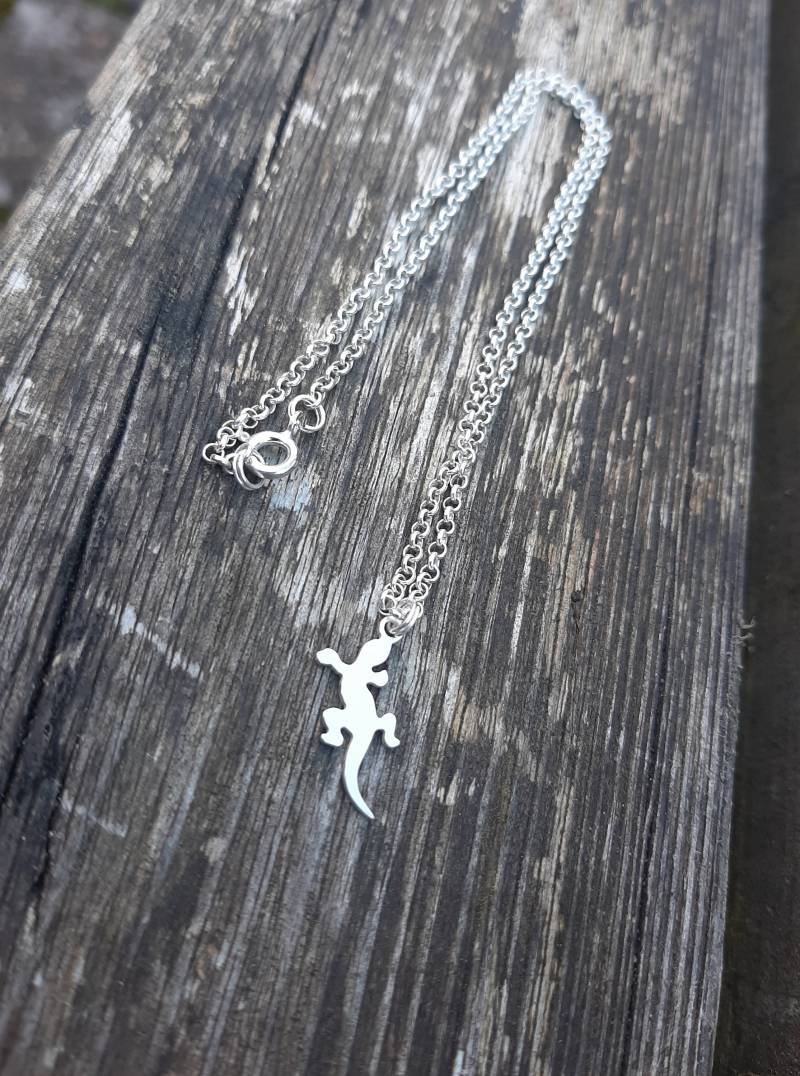 Tier Charm Halskette, Eidechse Winzige Dünne Kette Minimalist Halskette Handgefertigt in Uk, Reptil Zierliche Silber Layering Tier Charm Halskette, Eidechse Winzige Dünne Kette Minimalist Halskette Handgefertigt in Uk, Reptil Zierliche Silber Layering von SaySimple