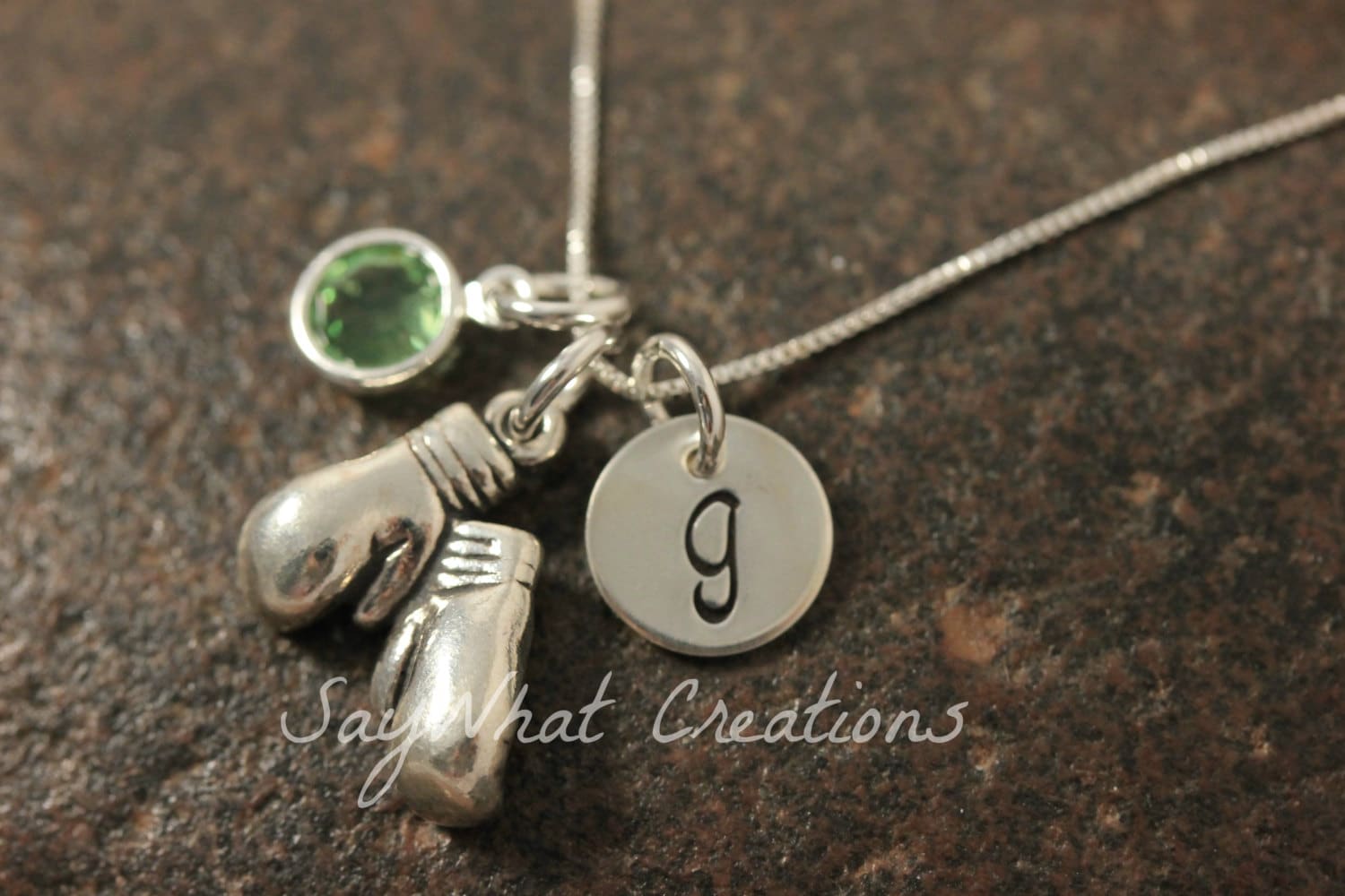 Boxhandschuhe Anhänger Aus Sterling Silber Mit Mini Handgestempelte Initiale Und Geburtsstein von SayWhatCreations