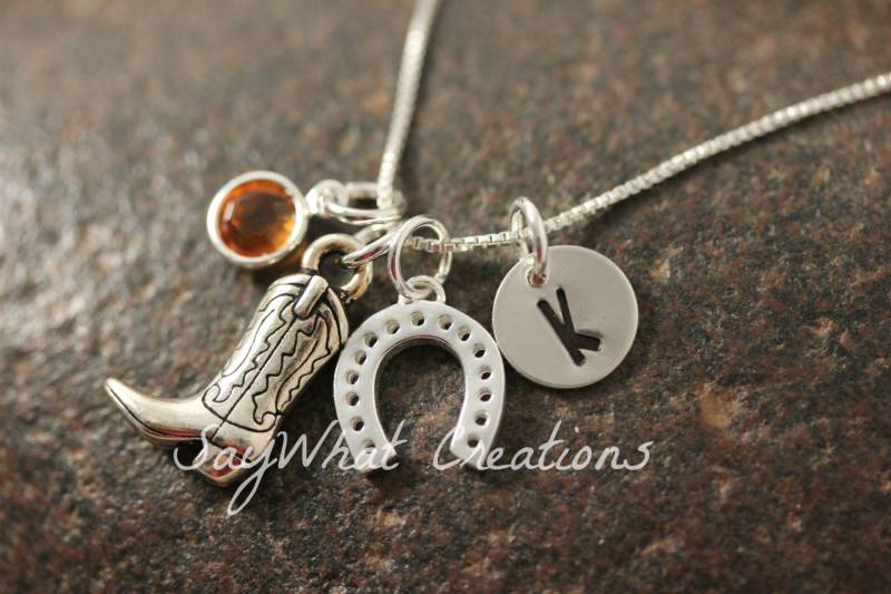 Equestrian Halskette Aus Sterlingsilber Mit Kuhmädchen/Cowboystiefel, Pferdeschuh, Geburtsstein Und Handgestempelter Initialscheibe von SayWhatCreations