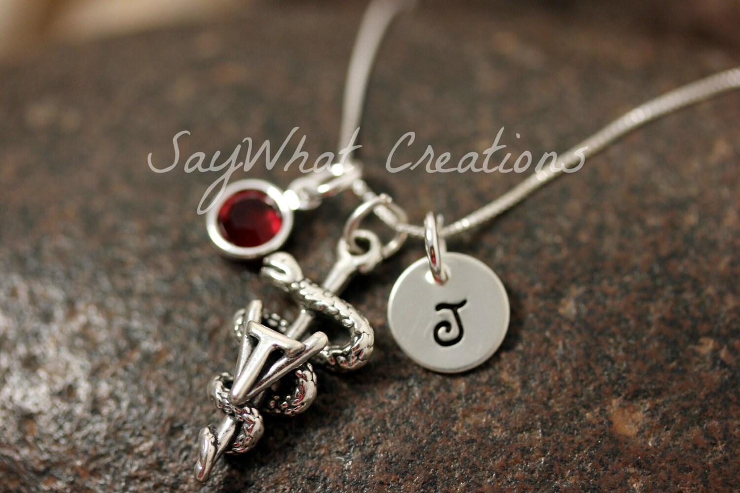 Halskette Tierheilkunde Handgestempelt Sterling Silber Mini Initiale Mit Geburtsstein Und Vet Tech Symbol Charm Halskette Tierheilkunde Handgestempelt Sterling Silber Mini Initiale Mit Geburtsstein Und Vet Tech Symbol Charm von SayWhatCreations