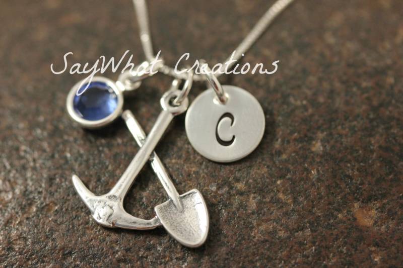 Hand Gestempelt Mini Initial Sterling Silber Axt Und Pick Kohle Bergleute Charme Halskette von SayWhatCreations