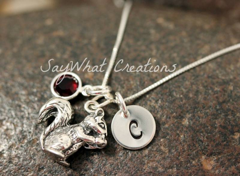 Handgestempelte Mini Initiale Sterling Silber Eichhörnchen Charm Halskette von SayWhatCreations