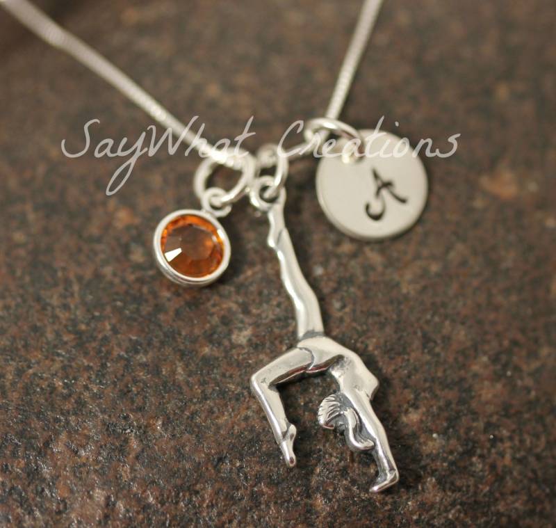 Handgestempelte Sterling Silber Mini Initial Gymnast Charm Halskette Für Gymnastik von SayWhatCreations