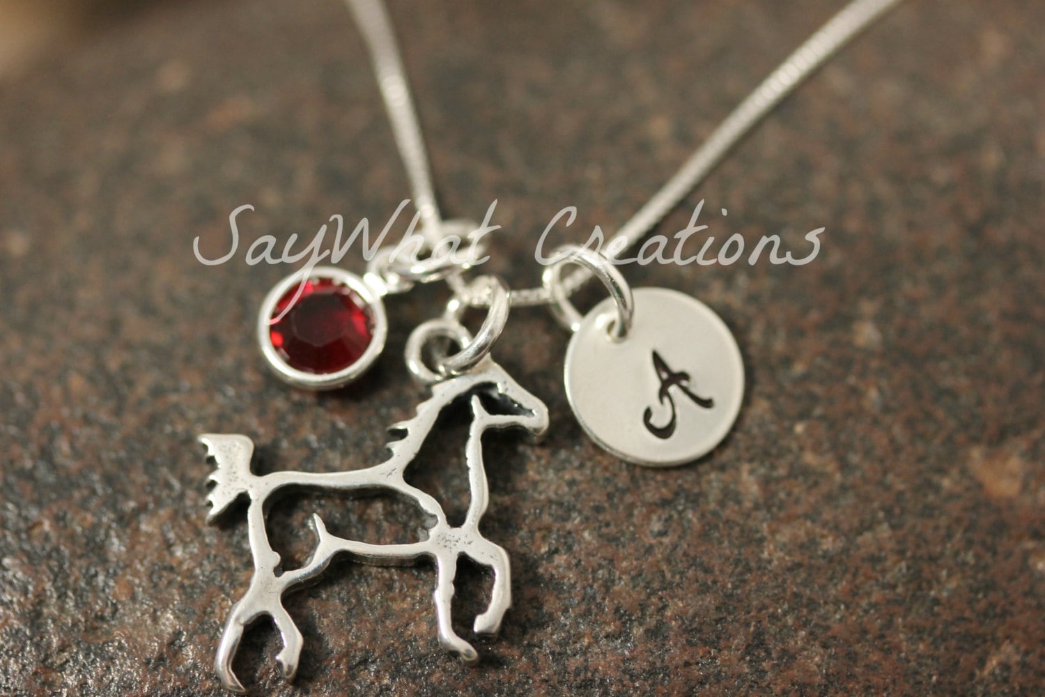 Personalisierte Sterling Silber Pferdehalskette Mit Benutzerdefiniertem Anfangs - Und Geburtsstein von SayWhatCreations