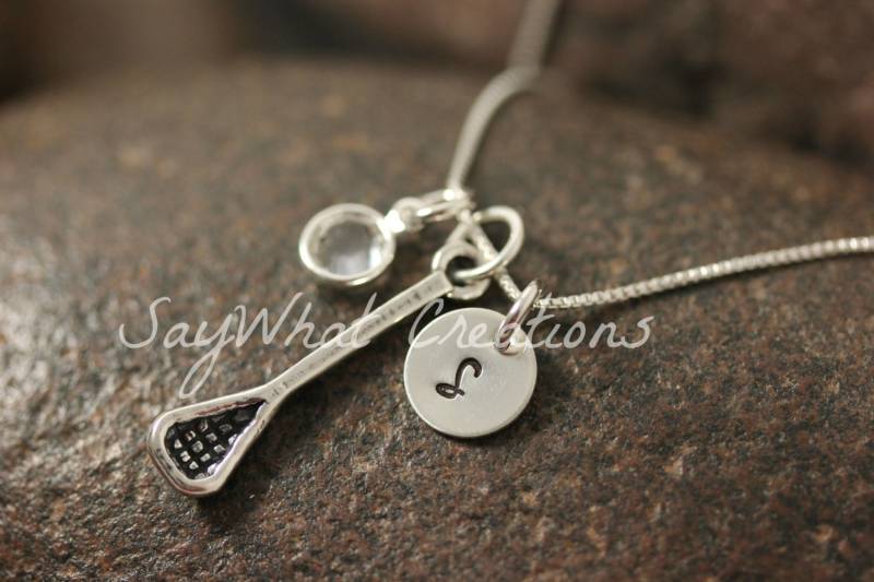 Sterling Silber Mini Initial Hand Gestempelt Lacrosse Stick Charm Halskette von SayWhatCreations