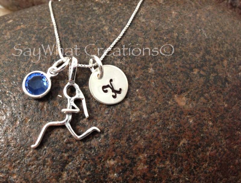 Sterling Silber Mini Initiale Handgestempelt Läufer Charm Halskette Stick Girl Running von SayWhatCreations