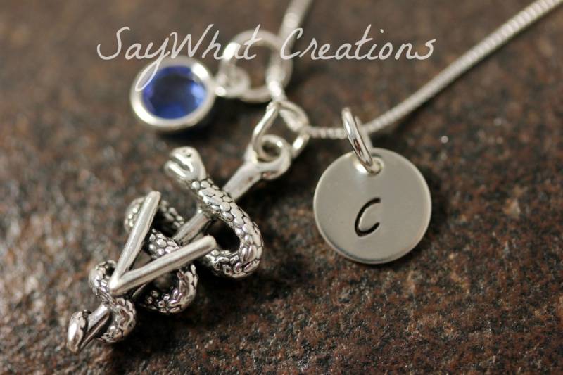 Veterinär-Halskette Individuelle Hand Gestempelte Sterlingsilber Mini Initiale Mit Geburtsstein Und Vet.symbol-Charme von SayWhatCreations