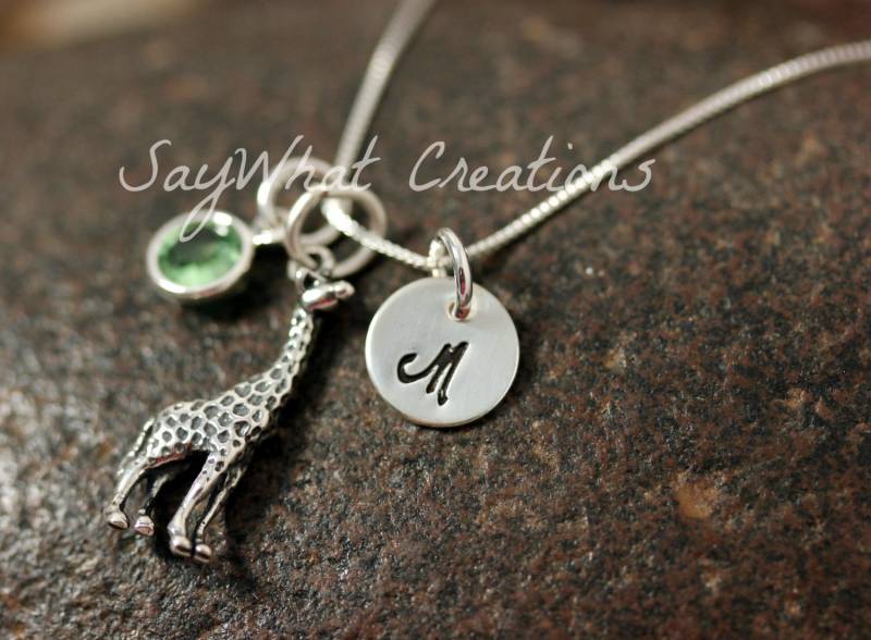 sterling Silber Hand Gestempelt Mini Initial Halskette Mit Giraffe Charme Und Geburtsstein von SayWhatCreations