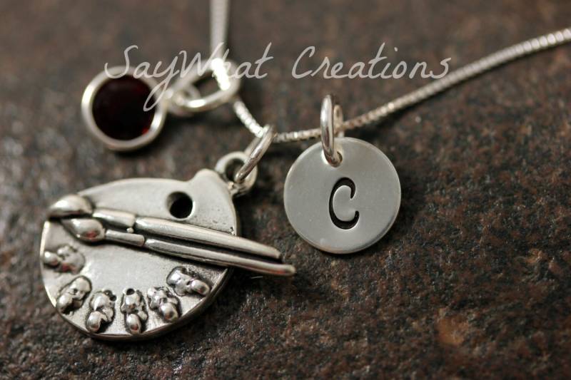 sterling Silber Künstler Farbpalette Charme Halskette Mit Mini Hand Gestempelt Initiale Und Birthstone Perfekt Für Oder Kunstlehrer von SayWhatCreations