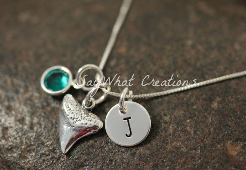sterling Silber Mini Initial Hand Gestempelt Haifischzahn Anhänger Halskette von SayWhatCreations
