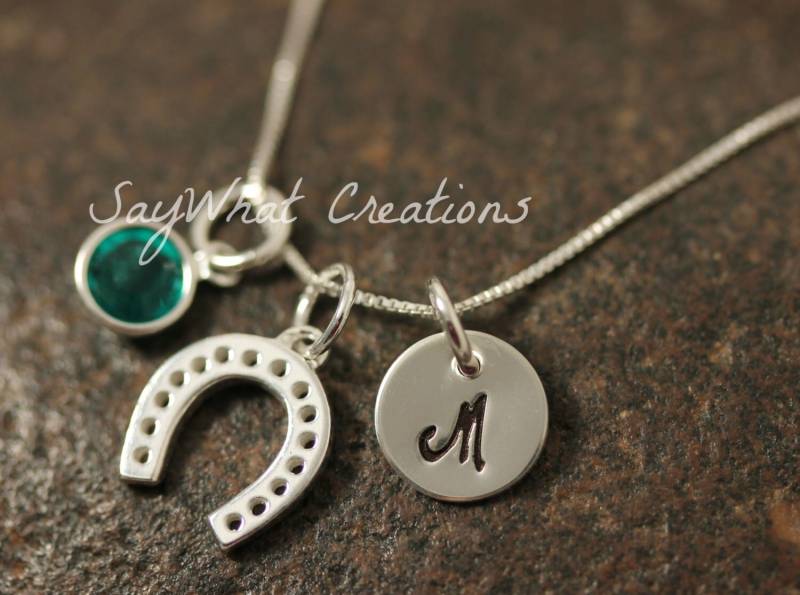 sterling Silber Mini Initial Hand Gestempelt Hufeisen Charme Halskette von SayWhatCreations