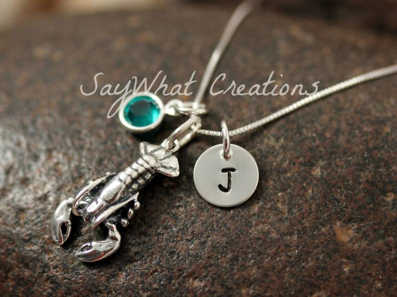 sterling Silber Mini Initial Hand Gestempelt Hummer Anhänger Halskette von SayWhatCreations