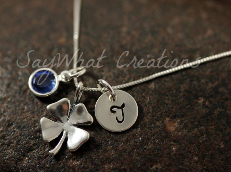 sterling Silber Mini Initial Hand Gestempelt Shamrock Four Leaf Clover Halskette von SayWhatCreations