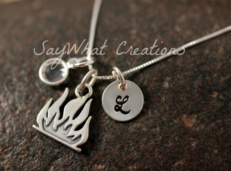sterling Silber Mini Initiale Handgestempelt Feuerflamme Charm Halskette von SayWhatCreations