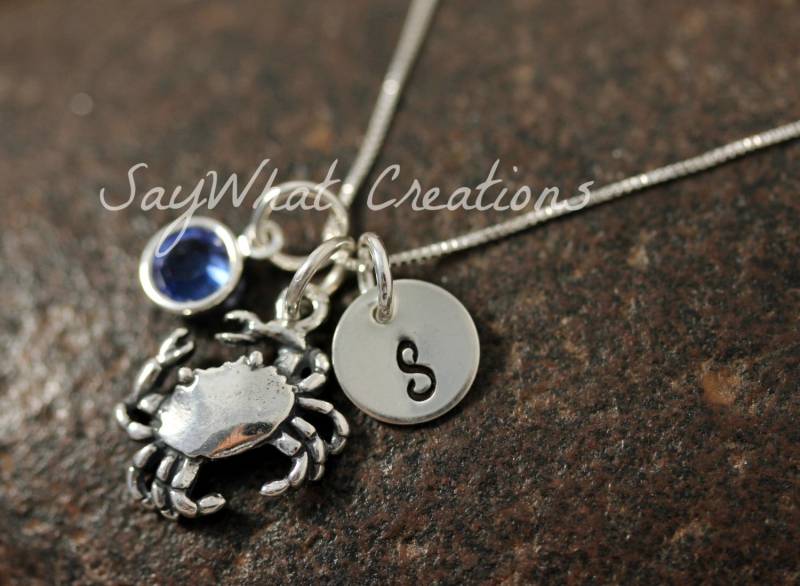 sterling Silber Mini Initiale Handgestempelt Krabbe Charm Halskette von SayWhatCreations