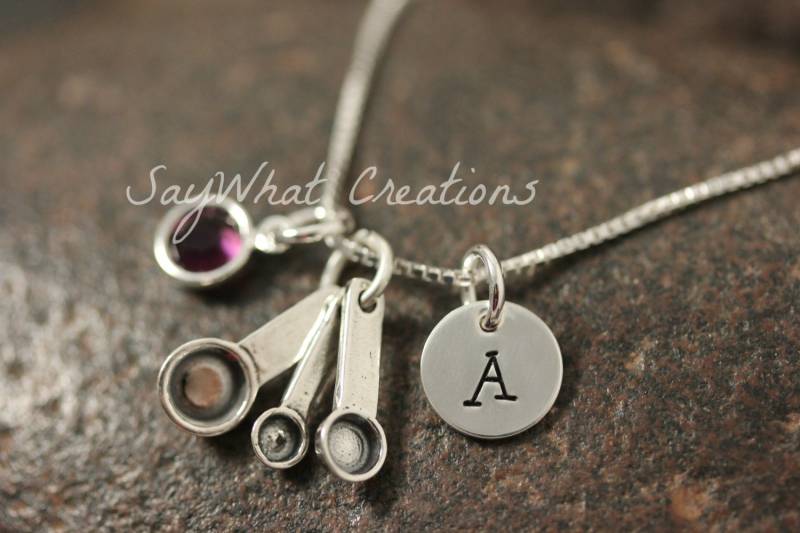 sterling Silber Mini Initiale Handgestempelte Messbecher Löffel Halskette Für Bäcker Oder Chef von SayWhatCreations