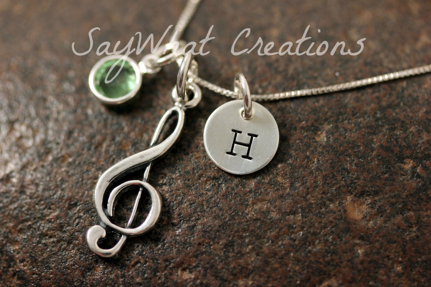 sterling Silber Notenschlüssel Charm Kette Mit Mini Handgestempelter Initiale Und Geburtsstein von SayWhatCreations