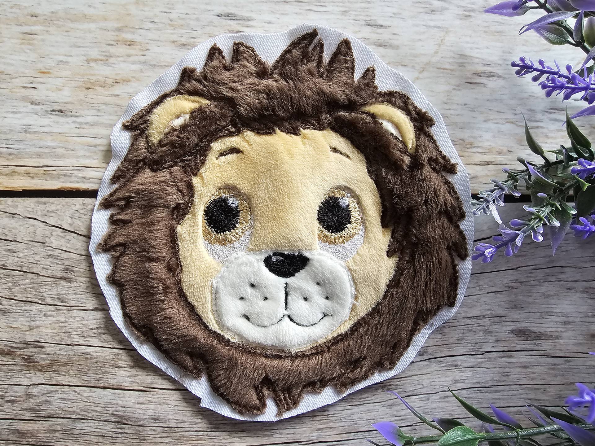 Applikation Löwe Als Aufnäher, Bügelpatch Oder Patch Für Den Schulranzen von ScaBaDesignArts