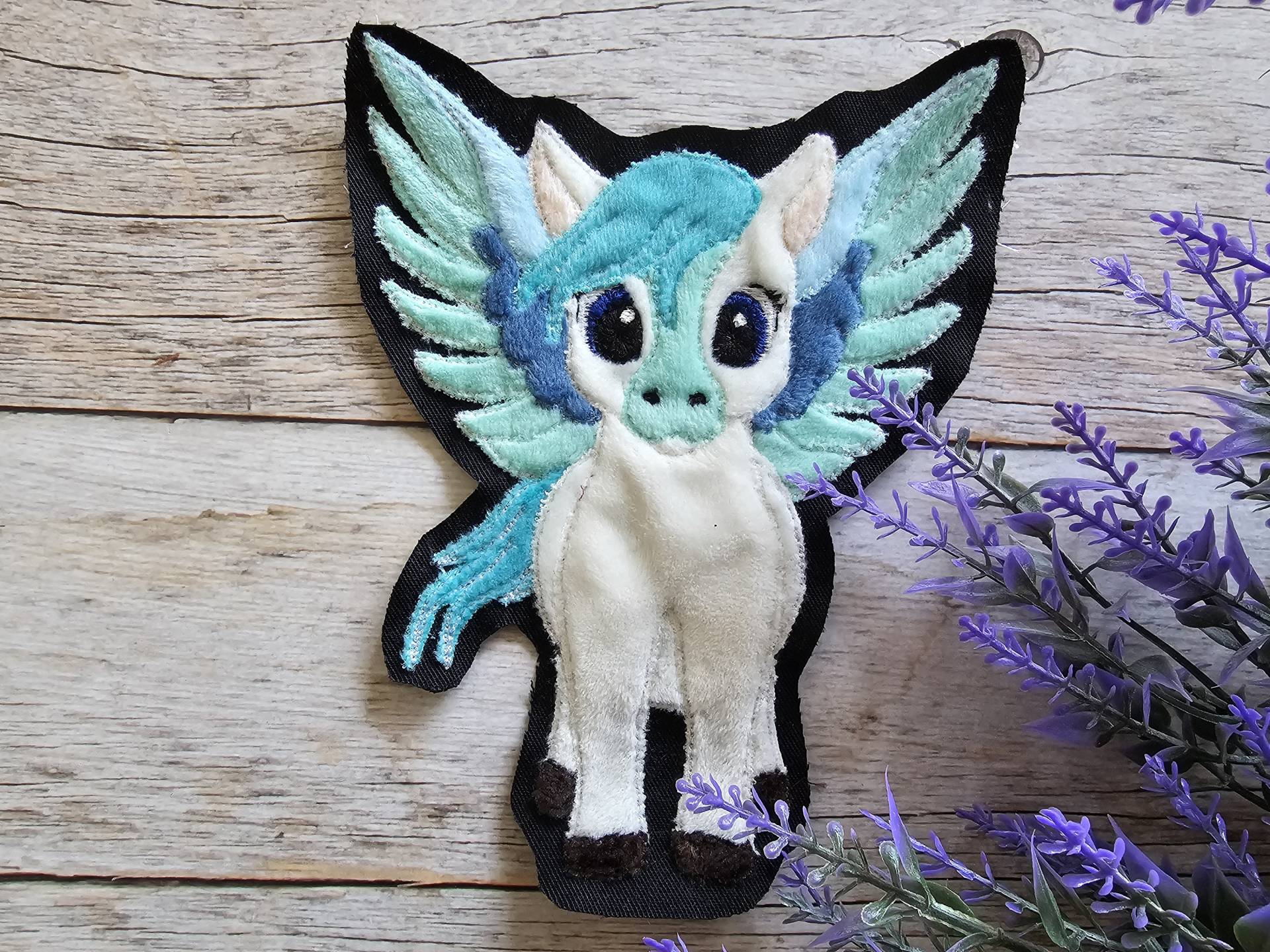 Applikation Pegasus Als Aufnäher, Bügelpatch Oder Patch Für Den Schulranzen Applikation Pegasus Als Aufnäher, Bügelpatch Oder Patch Für Den Schulranzen von ScaBaDesignArts