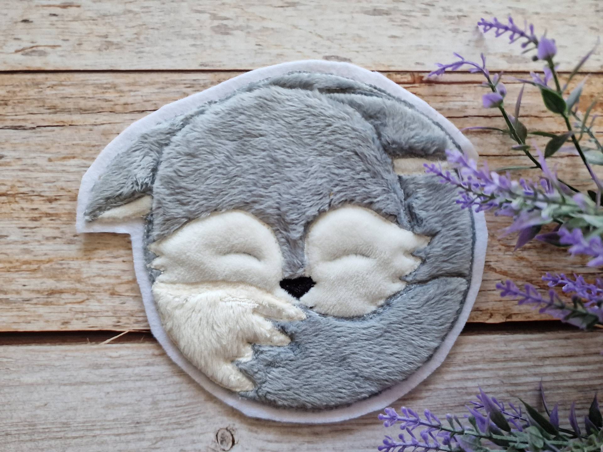 Applikation Schlafender Wolf Als Aufnäher, Bügelpatch Oder Patch Für Den Schulranzen von ScaBaDesignArts