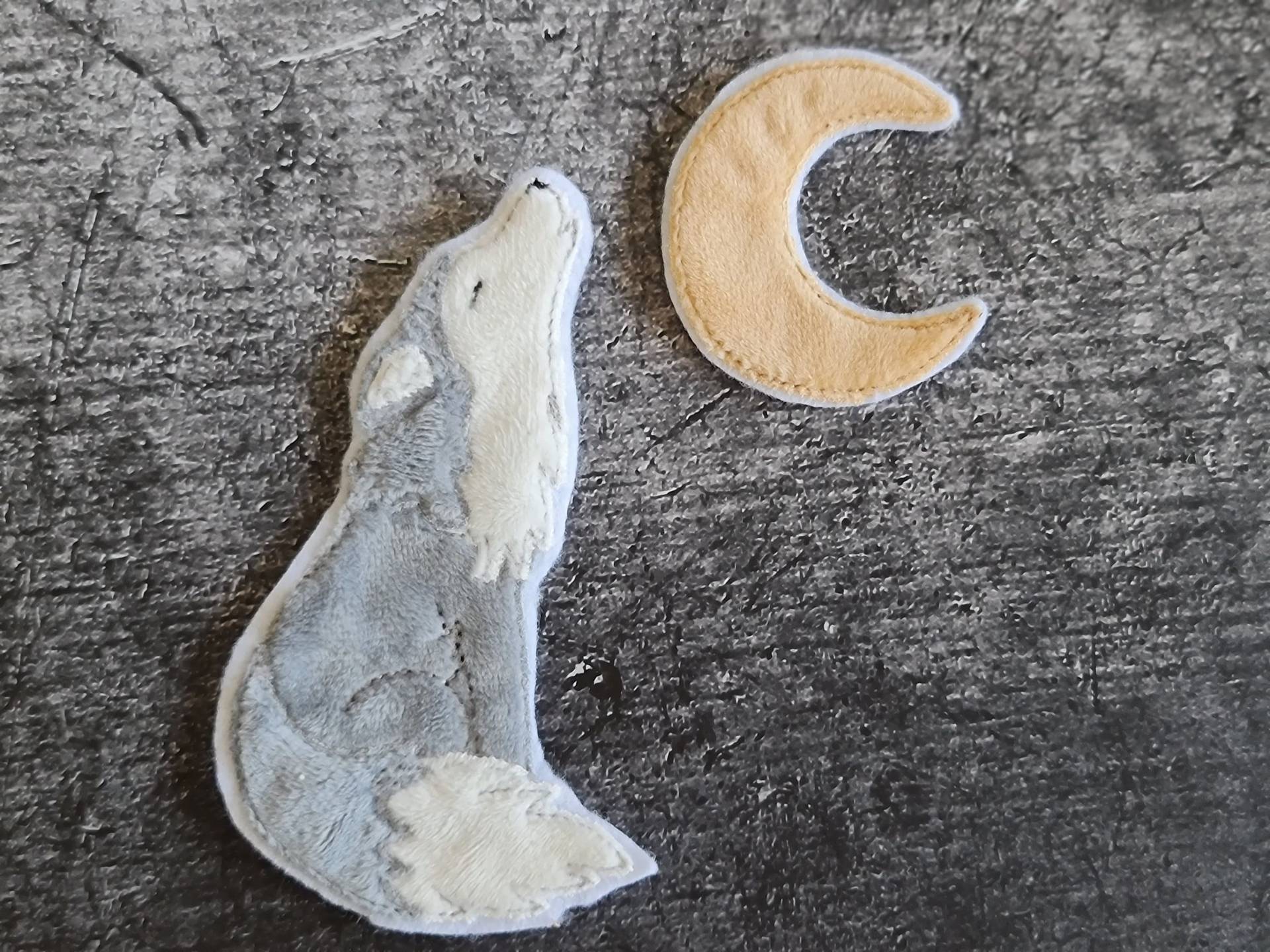 Applikation Wolf Mit Mond Als Aufnäher, Bügelpatch Oder Patch Für Den Schulranzen von ScaBaDesignArts