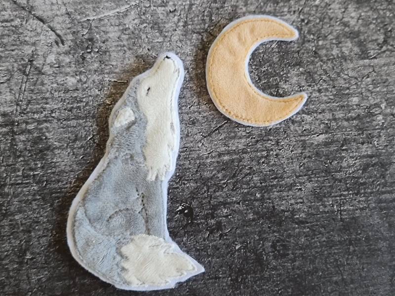 Applikation Wolf Mit Mond Als Aufnäher, Bügelpatch Oder Patch Für Den Schulranzen von ScaBaDesignArts