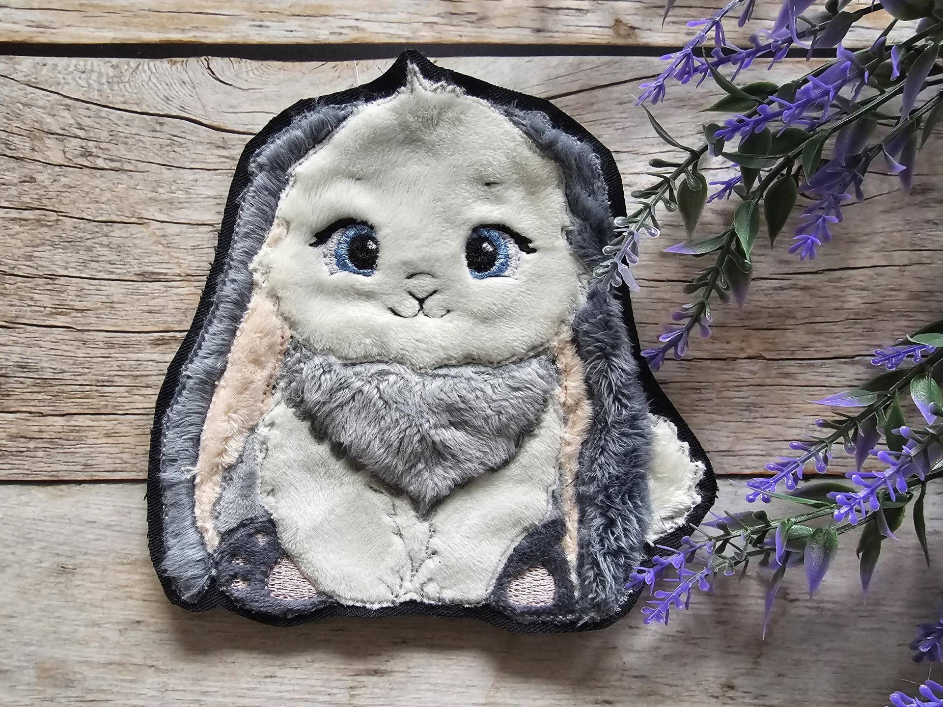 Applikation Zwergkaninchen Hase Als Aufnäher, Bügelpatch Oder Patch Für Den Schulranzen Applikation Zwergkaninchen Hase Als Aufnäher, Bügelpatch Oder Patch Für Den Schulranzen von ScaBaDesignArts