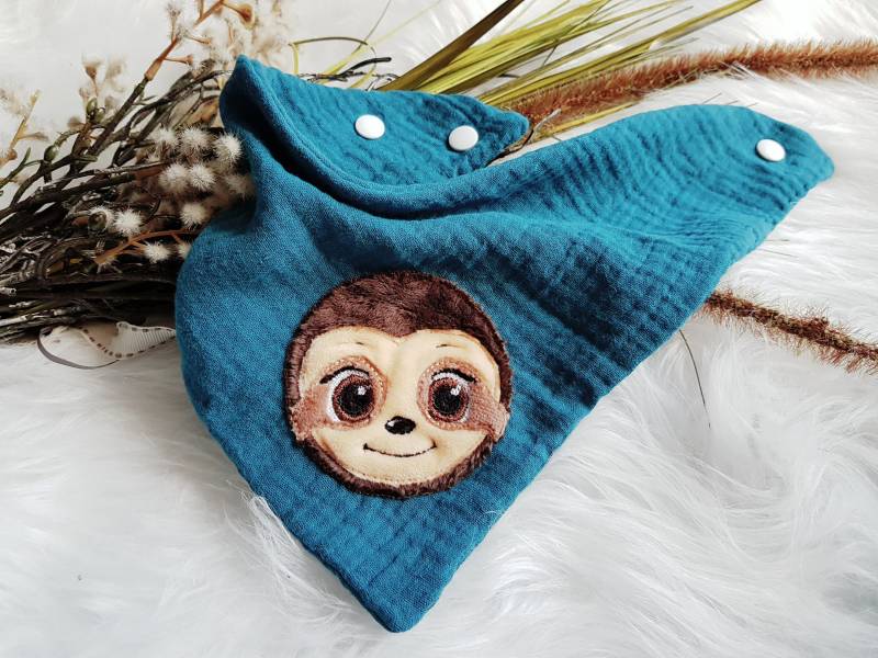 Handmade Halstuch Mit Kuscheligem Faultier & Namen in Zwei Größen Verfügbar von ScaBaDesignArts