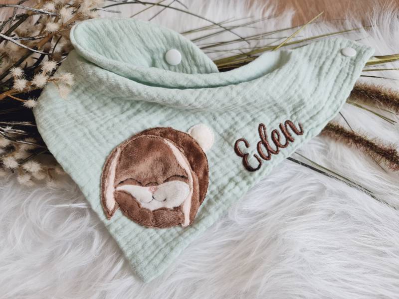 Handmade Halstuch Mit Kuscheligem Hasen & Namen in Zwei Größen Verfügbar von ScaBaDesignArts