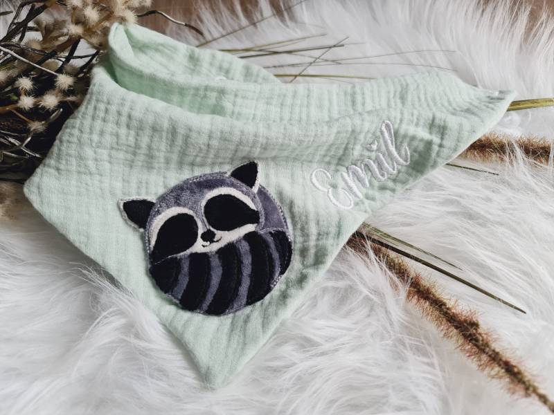 Handmade Halstuch Mit Kuscheligem Waschbär & Namen in Zwei Größen Verfügbar von ScaBaDesignArts