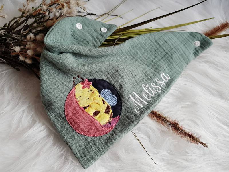 Handmade Halstuch Mit Kuscheliger Biene & Namen in Zwei Größen Verfügbar von ScaBaDesignArts
