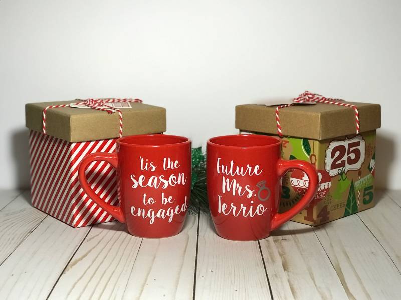 Es Ist Die Saison, Engaged Zu Sein Tasse Für Weihnachten, Geschenk Zur Verlobung, Erstes Weihnachten Verlobt Es Ist Die Saison, Engaged Zu Sein Tasse Für Weihnachten, Geschenk Zur Verlobung, Erstes Weihnachten Verlobt von ScalaCo