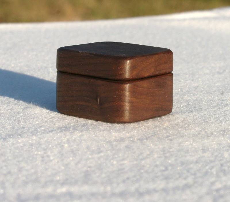 Rustikale Ringschatulle Aus Walnussholz Mit Versteckter Magnet-Gravur - Personalisierte Ringbox Für Hochzeit, Verlobung, Antrag, Andenken Rustikale Ringschatulle Aus Walnussholz Mit Versteckter Magnet-Gravur - Personalisierte Ringbox Für Hochzeit, Verlobung, Antrag, Andenken von ScaledesignCreations