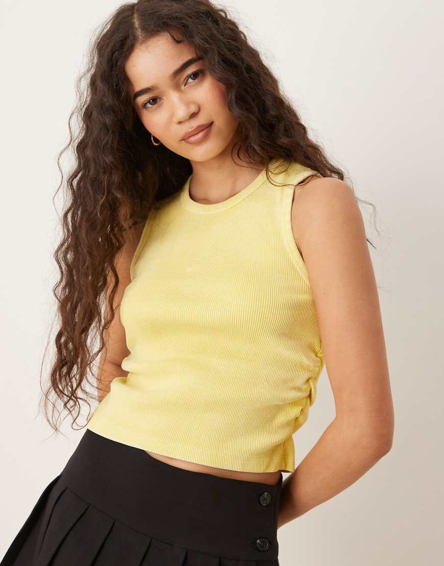 Scalpers - Geripptes T-Shirt in Gelb mit seitlicher Raffung Scalpers - Geripptes T-Shirt in Gelb mit seitlicher Raffung von Scalpers