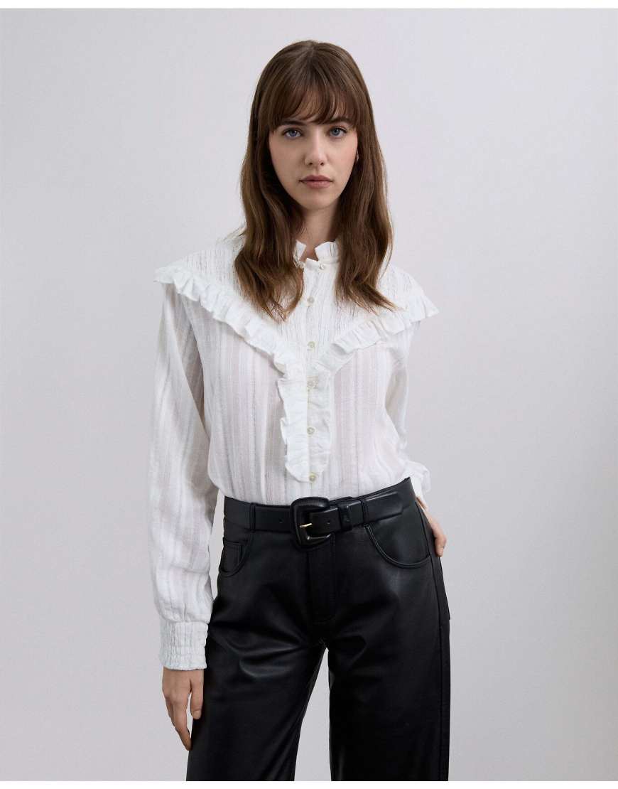 Scalpers - Gesmokte Hemdbluse in Wollweiß mit Rüschen von Scalpers