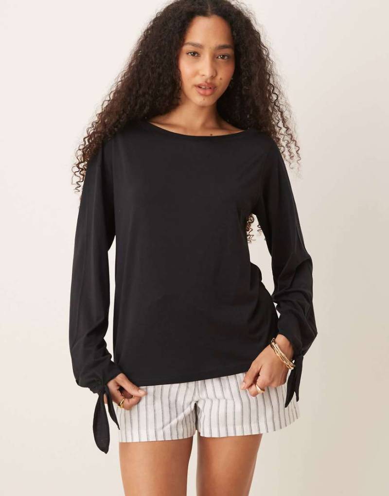 Scalpers - Ic - T-Shirt in Schwarz mit Knotendetail von Scalpers