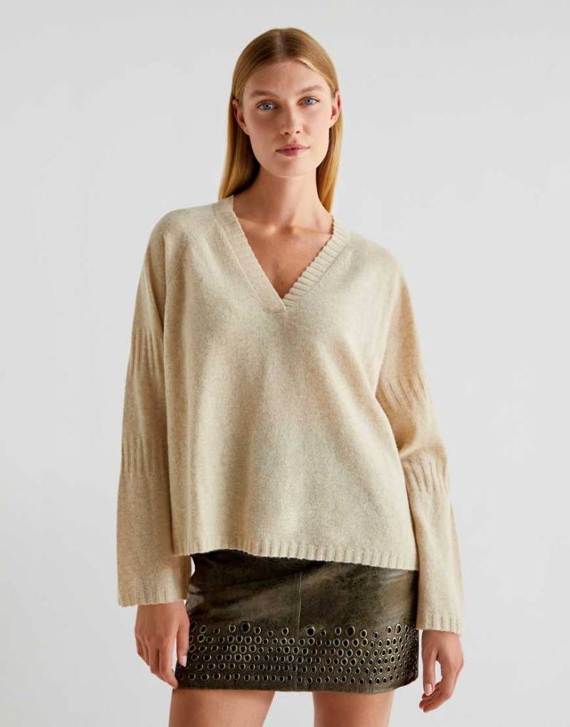 Scalpers - Joy - Pullover in Ecru mit v-förmigen Ärmeln-Weiß von Scalpers