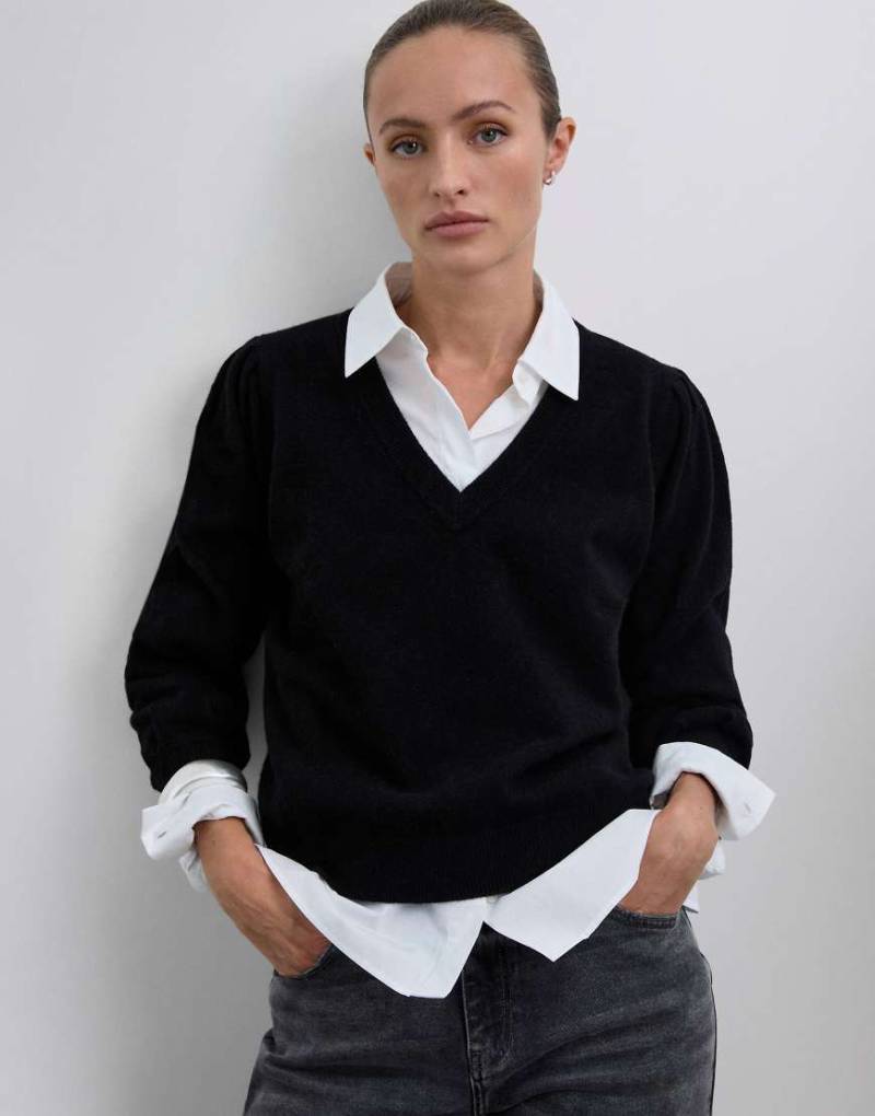 Scalpers - Joy - Pullover in Schwarz mit V-Ausschnitt von Scalpers