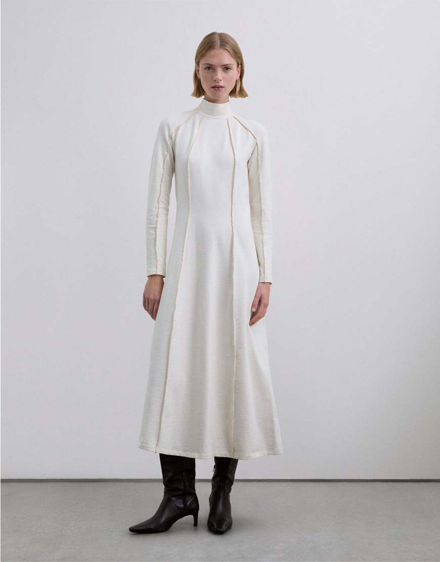 Scalpers - Kleid in Ecru mit Overlock-Nähten und Knitterstruktur-Neutral von Scalpers