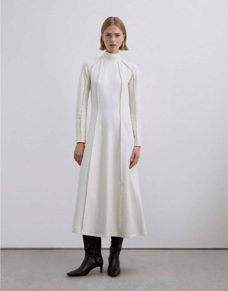 Scalpers - Kleid in Ecru mit Overlock-Nähten und Knitterstruktur-Neutral von Scalpers