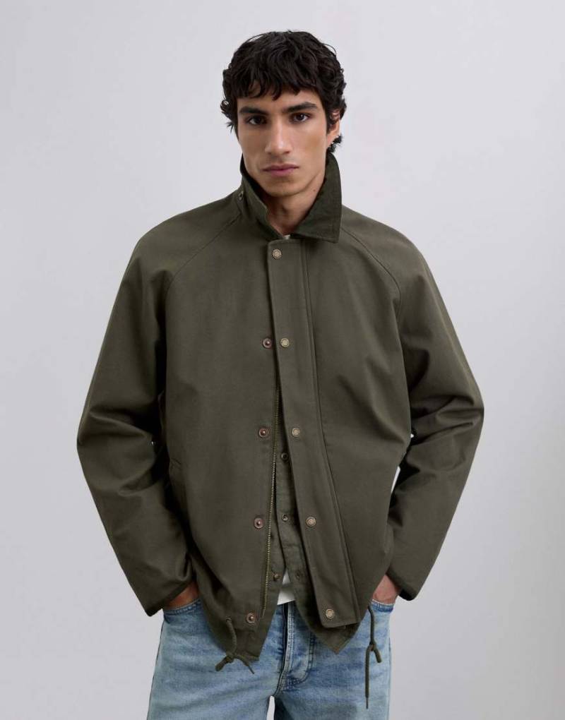 Scalpers - Scbarin - Jacke in dunklem Khaki-Grün Scalpers - Scbarin - Jacke in dunklem Khaki-Grün von Scalpers