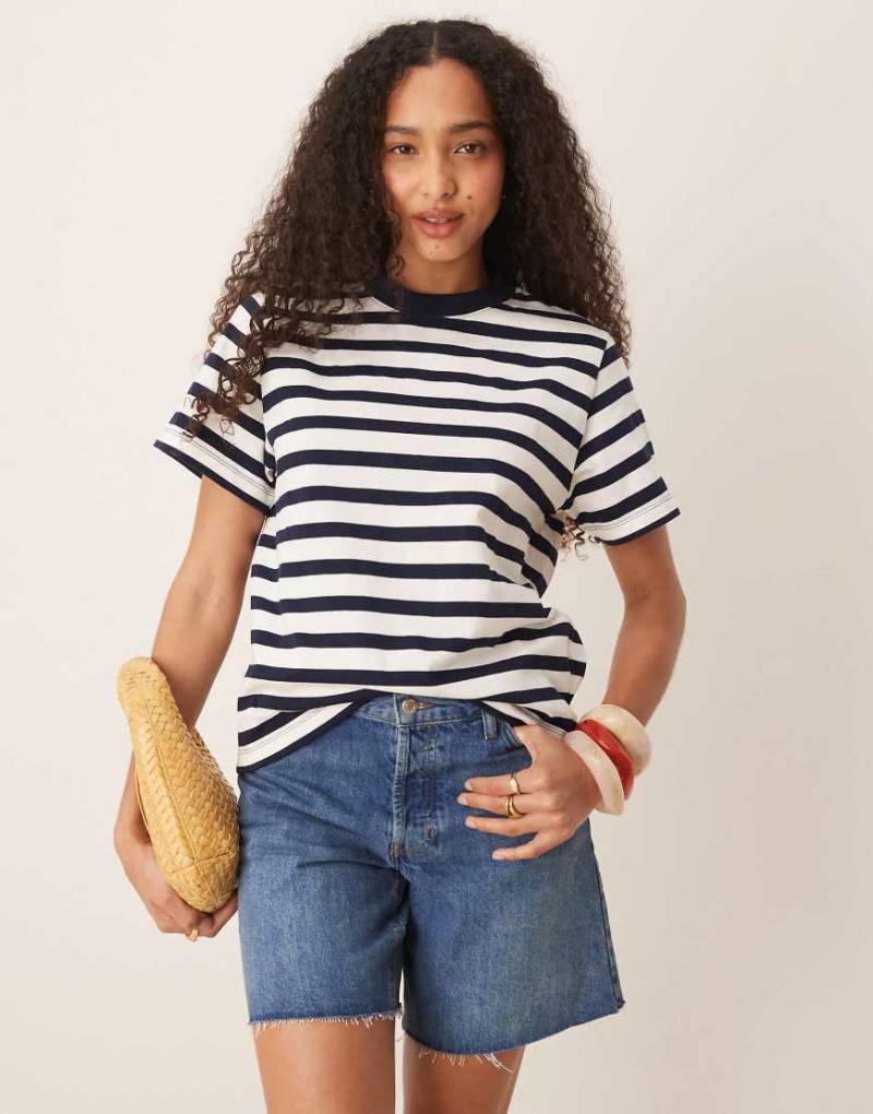 Scalpers - Schweres, einfarbiges T-Shirt mit marineblauen Streifen-Bunt von Scalpers