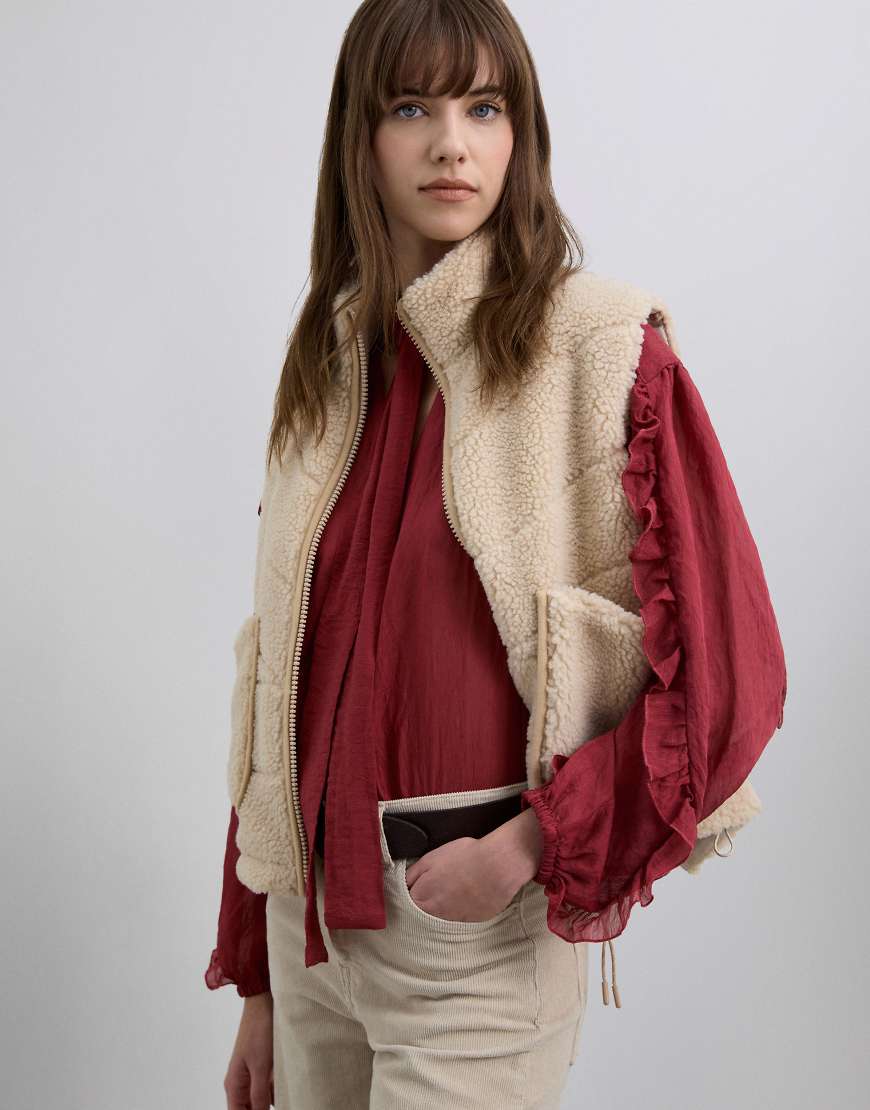 Scalpers - Sportweste aus Lammfellimitat in Ecru-Neutral von Scalpers