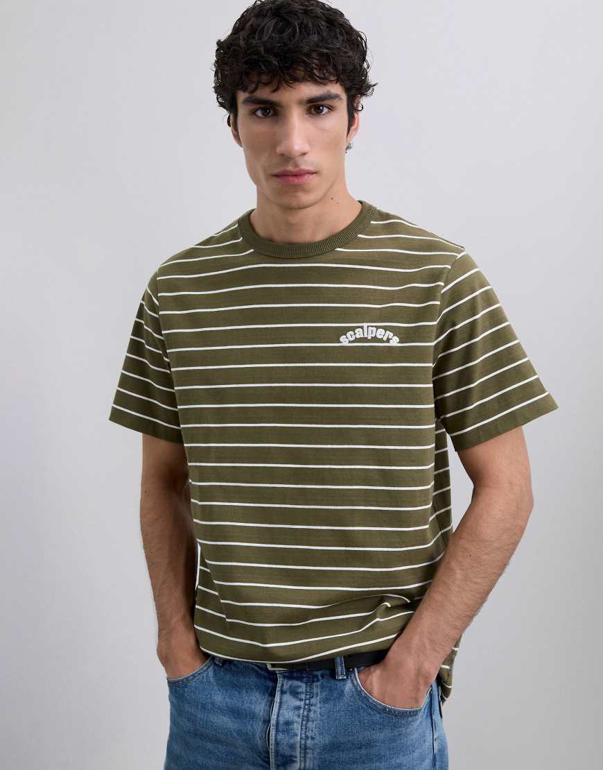 Scalpers - T-Shirt in dunklem Khaki mit Streifen und Emblem-Grün von Scalpers
